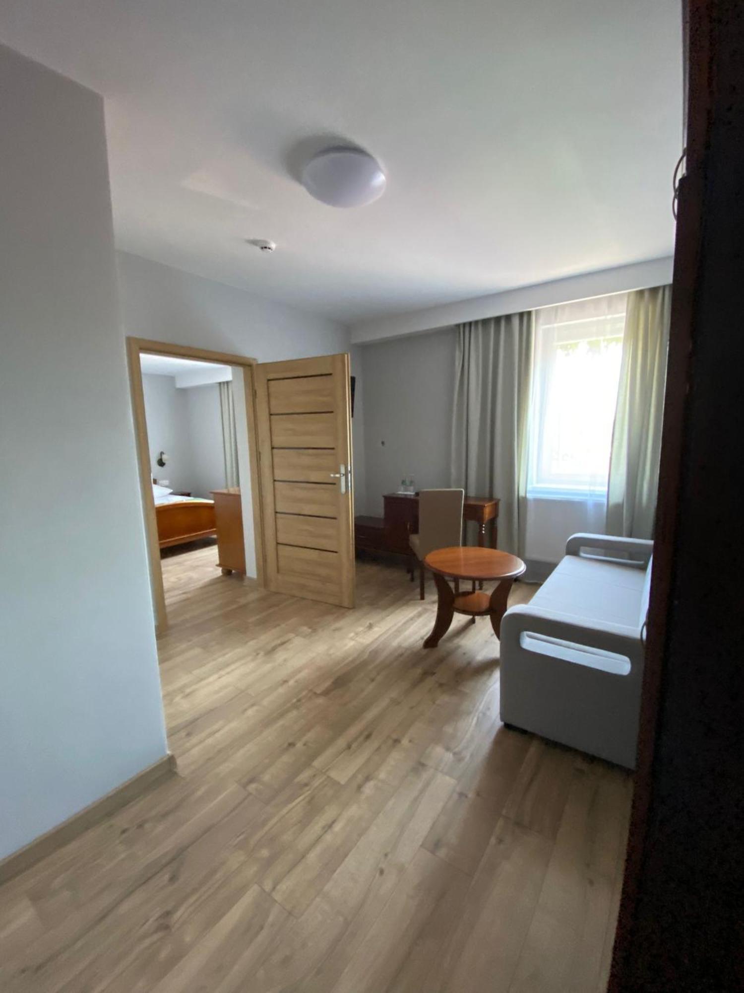 Hotel Kresowianka โคนิน ภายนอก รูปภาพ