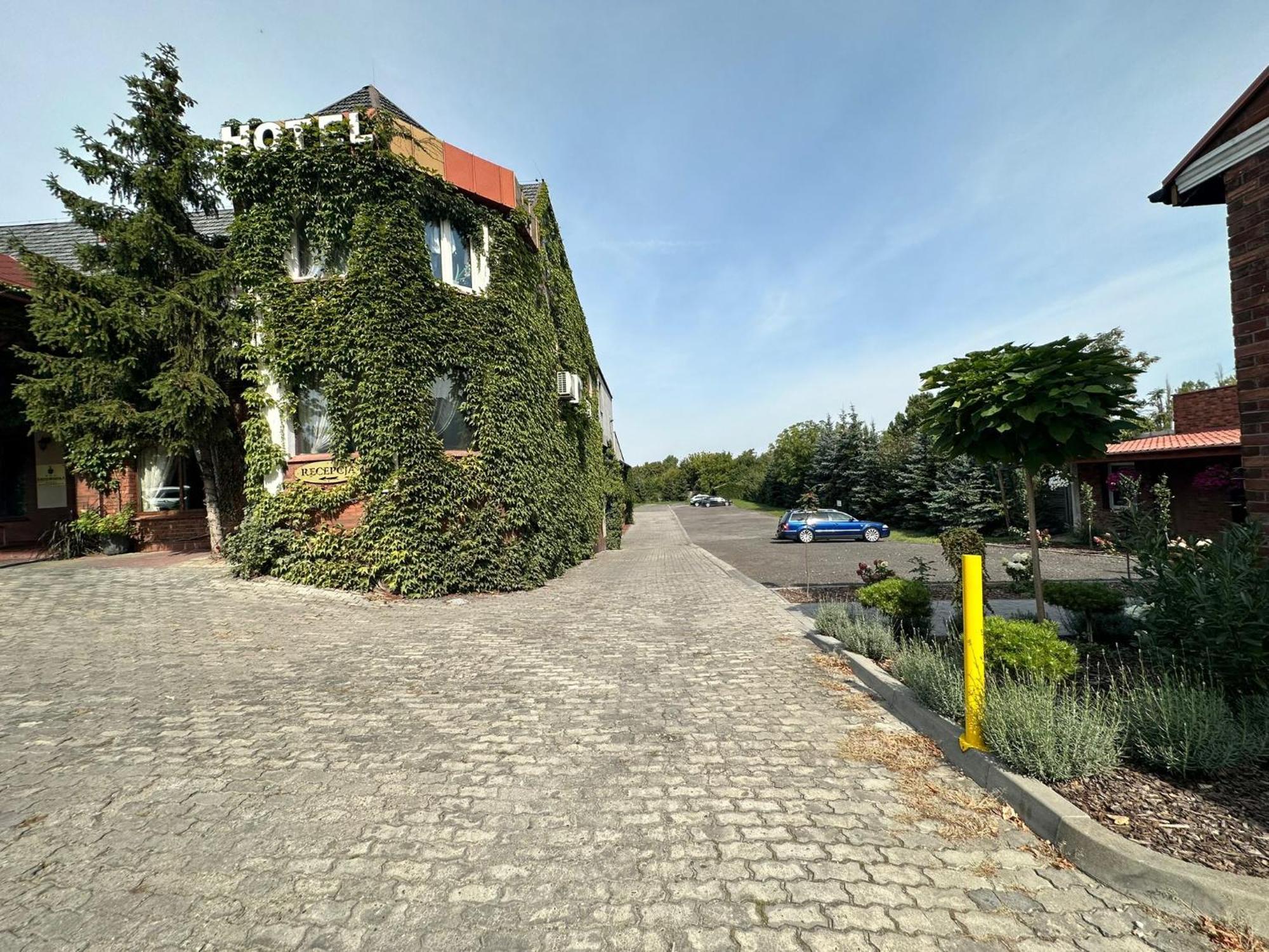 Hotel Kresowianka โคนิน ภายนอก รูปภาพ